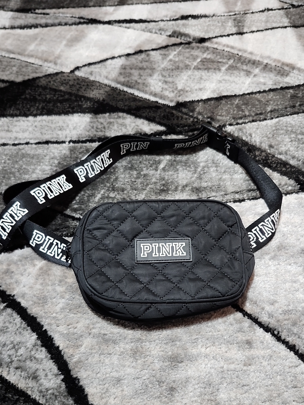 VS PINK 2018 BLACK QUITED EVERYWHERE FULL-ZIP ADJUSTABLE FANNY BELT BAG